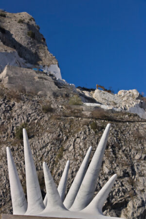 Contemporary sculpture. Apuan Alps, Carrara. Modern sculpture in white marble. - MyVideoimage.com | Foto stock & Video footage