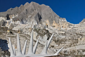 Contemporary sculpture. Carrara quarries. Apuan Alps, Carrara, Tuscany, Italy. March 28, 2019. Modern sculpture in white marble. Cave di marmo. - MyVideoimage.com | Foto stock & Video footage