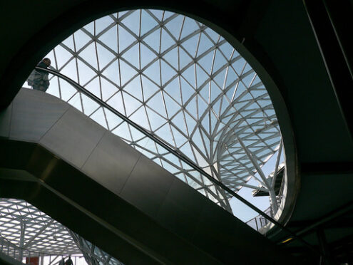 Copertura reticolare. A reticular roof in glass and steel with an escalator. Photo stock royalty free. Milano foto. - MyVideoimage.com | Foto stock & Video footage