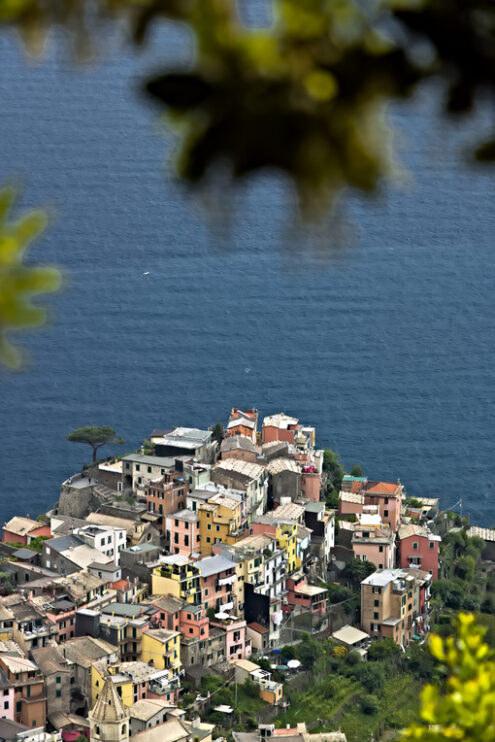 Corniglia, Cinque Terre. The village of Corniglia, Cinque Terre seen from a path on the hill overlooking the sea. Foto mare. - MyVideoimage.com | Foto stock & Video footage