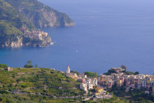 Corniglia panorama. View from above of the village of Corniglia in the Cinque Terre. Perched on the mountain overlooking the sea, it is a UNESCO heritage site. - MyVideoimage.com | Foto stock & Video footage