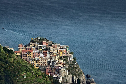 Corniglia. Panorama al tramonto. Corniglia to the Cinque Terre. Seascape at sunset time. Foto mare. - MyVideoimage.com | Foto stock & Video footage