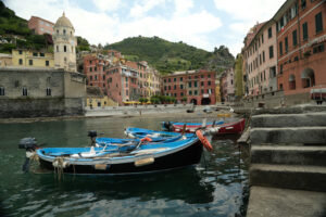 Coronavirus Cinque Terre. Vernazza, Cinque Terre, Liguria. Seaside village with colorful houses. Social distancing in the Coridavirus Covid-19 period. - MyVideoimage.com | Foto stock & Video footage