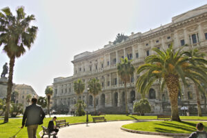 Corte di Cassazione, Roma. Diverse persone si fermano nei giardini di fronte al palazzo. - MyVideoimage.com | Foto stock & Video footage