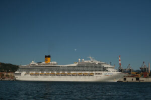 Costa Fortuna. Nave al porto di La Spezia. Cruise ship Costa Fortuna anchored at the Port of La Spezia in Liguria. Sky and blue sea background. Navi - MyVideoimage.com | Foto stock & Video footage