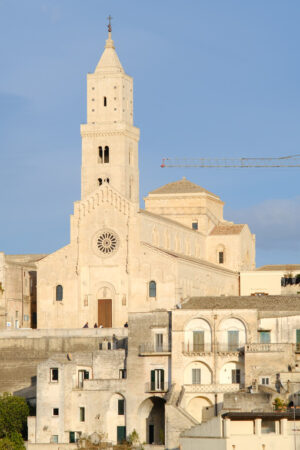 Costruzioni in tufo a Matera. Cathedral Church of the Madonna della Bruna and of Sant’Eustachio in Matera. Built in tuff stone. Morning light. - MyVideoimage.com | Foto stock & Video footage