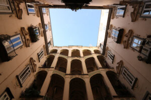 Courtyard of an ancient palace in the historic center of Naples. - MyVideoimage.com