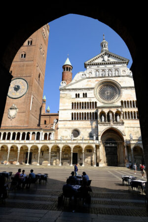 Cremona cathedral. Tables in an outdoor bar facing the cathedral. Stock photos. - MyVideoimage.com | Foto stock & Video footage