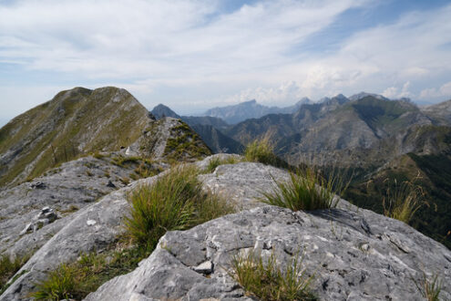 Crinale Alpi Apuane.Mountain ridge. Mountain ridge in Alta Versilia, Monte Corchia. Foto stock royalty free. - MyVideoimage.com | Foto stock & Video footage