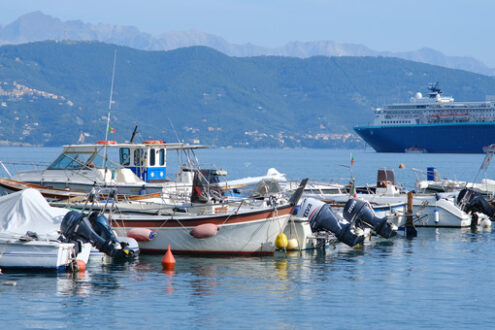 Crociere a Portovenere. Nave da crociera ancorata nel golfo di La Spezia. Barche ormeggiate al porto, nei pressi delle Cinque Terre. - MyVideoimage.com | Foto stock & Video footage