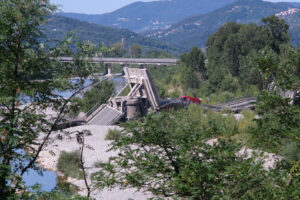 Crollo ponte. Collapsed bridge on the river bed in Albiano Magra. Foto stock royalty free. - MyVideoimage.com | Foto stock & Video footage