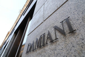 Damiani store, Via Montenapoleone, Milano. Sign of the Damiani fashion store in Via Montenapoleone in Milan - MyVideoimage.com | Foto stock & Video footage