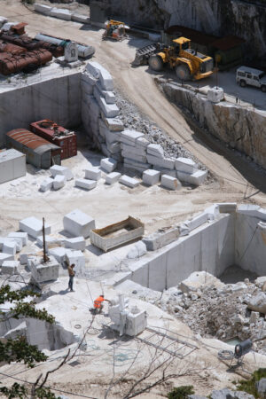 Dangers at work in a marble quarry. Marble quarry in the Apuan Alps in Tuscany. Stock photos. - MyVideoimage.com | Foto stock & Video footage