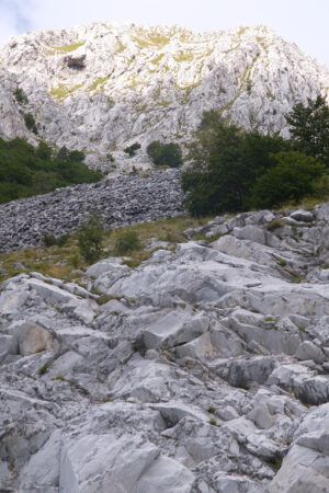 Debris on the mountain. Marble debris on the mountains of the Apuan Alps in Tuscany. Stock photos. - MyVideoimage.com | Foto stock & Video footage