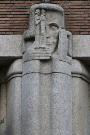 Decoration depicting a man’s face carved on a gray stone column - MyVideoimage.com | Foto stock & Video footage