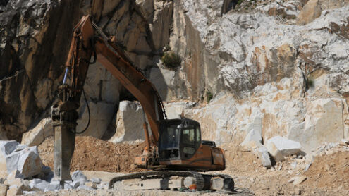 Demolition hammer. Excavator with demolition hammer in a Carrara marble quarry. - MyVideoimage.com | Foto stock & Video footage