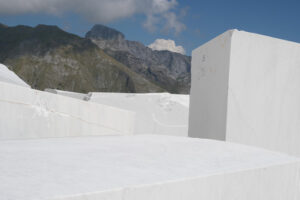 Deposito di marmi. Blocks of white Carrara marble deposited in a square near the quarries. Foto stock royalty free. - MyVideoimage.com | Foto stock & Video footage