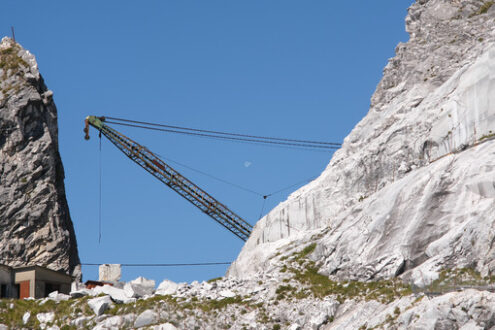 Derrick crane in a white marble quarry in the Apuan Alps. - MyVideoimage.com | Foto stock & Video footage