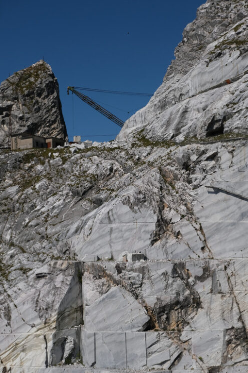 Derrick crane in a white marble quarry in the Apuan Alps. - MyVideoimage.com | Foto stock & Video footage