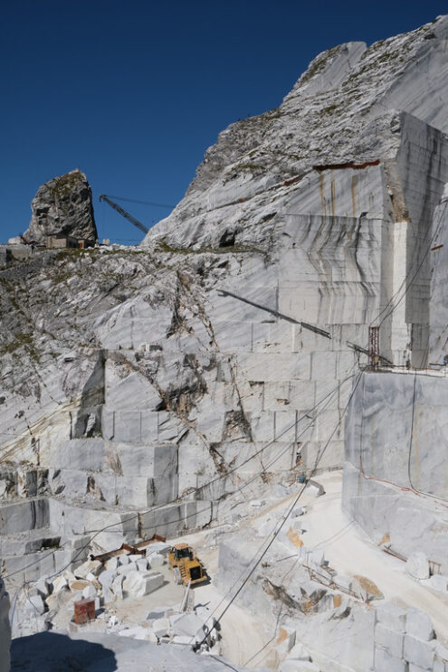 Derrick crane in a white marble quarry in the Apuan Alps. - MyVideoimage.com | Foto stock & Video footage