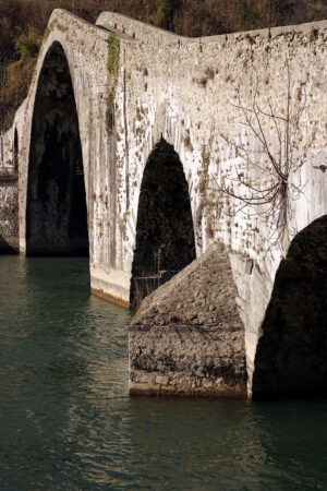 Devil’s Bridge to Lucca. Devil’s Bridge or Ponte della Maddalena. Lucca, Borgo a Mozzano. Toscana - MyVideoimage.com | Foto stock & Video footage