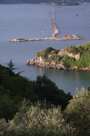 Diga del porto di La Spezia che separa il golfo dal mare aperto. - MyVideoimage.com | Foto stock & Video footage