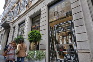 Dior Via Montenapoleone, Milano. Shop windows. - MyVideoimage.com | Foto stock & Video footage