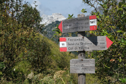 Direction arrows on the mountain path. Signage on the trails of the Apuan Alps mountains in Alta Versilia. Stock photos. - MyVideoimage.com | Foto stock & Video footage