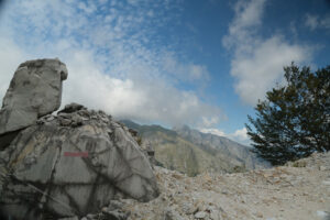 Dirt road in a marble quarry. Dirt road in the marble quarries on the mountains of the Apuan Alps. Stock photos. - MyVideoimage.com | Foto stock & Video footage