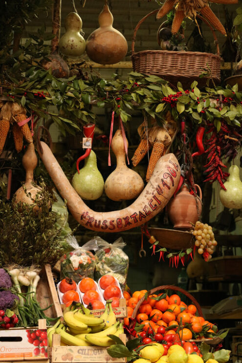 Display of fruit and vegetables in a shop in the historic center of Naples. - MyVideoimage.com