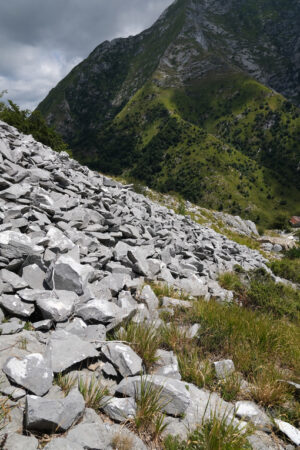 Distruzione montagne sulle Alpi Apuane. Destruction of the environment in a marble quarry in the Apuan Alps in Tuscany. Foto stock royalty free. - MyVideoimage.com | Foto stock & Video footage