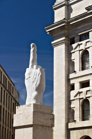 Dito Cattelan alla Borsa di Milano. Scultura del dito al palazzo della Borsa in Piazza Affari. - MyVideoimage.com | Foto stock & Video footage