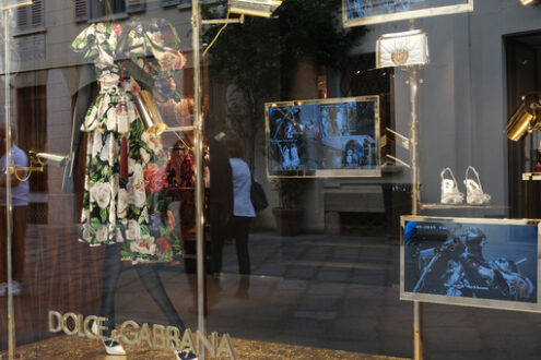 Dolce e Gabbana boutique Milano. Dolce e Gabbana Boutique with shop windows on Via Montenapoleone - MyVideoimage.com | Foto stock & Video footage