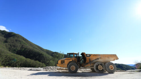 Dumper in a quarry. Dumper truck used in a Carrara marble quarry. Large yellow dum - MyVideoimage.com | Foto stock & Video footage