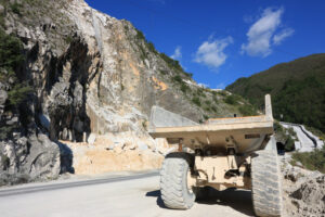 Dumper truck in a marble quarry. A dumper truck used in a Carrara marble quarry. - MyVideoimage.com | Foto stock & Video footage