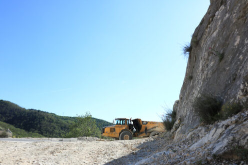 Dumper truck in a quarry. A dumper truck used in a Carrara marble quarry. Large yellow dumper. - MyVideoimage.com | Foto stock & Video footage