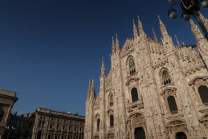 Duomo Milano, facciata. Gothic facade of Milan cathedral in white marble with spiers. - MyVideoimage.com | Foto stock & Video footage