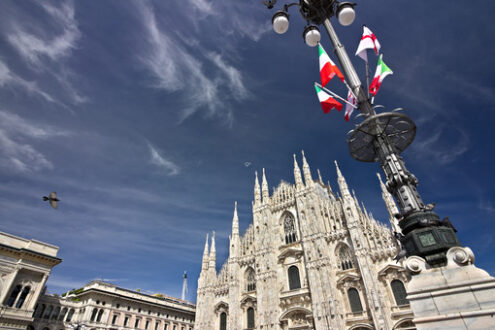 Duomo Milano. Il duomo è caratterizzato da numerose e alte guglie dove è collocata la famosa madonnina dorata. - MyVideoimage.com | Foto stock & Video footage