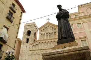 Duomo di Cagliari. Cagliari Cathedral and statue of San Francesco. Foto stock royalty free. - MyVideoimage.com | Foto stock & Video footage