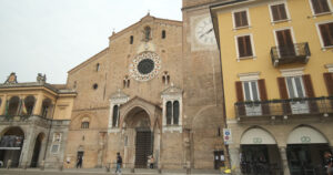 Duomo di Lodi, video con facciata in mattoni di cotto in stile romanico. - MyVideoimage.com | Foto stock & Video footage