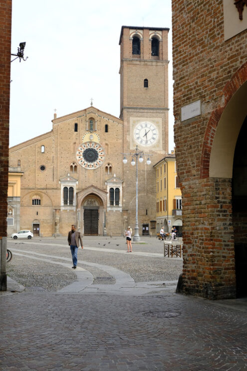 Duomo di Lodi. Cathedral of Lodi, façade in terracotta bricks. Foto stock royalty free. - MyVideoimage.com | Foto stock & Video footage