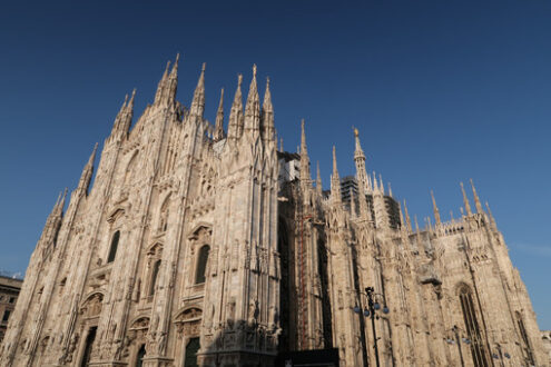 Duomo di Milano. Foto della Facciata gotica. Gothic facade of Milan cathedral in white marble with spiers. Photo stock royalty free. - MyVideoimage.com | Foto stock & Video footage