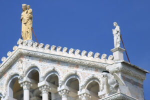 Duomo di Pisa in marmo bianco di Carrara. Detail of the facade of the Duomo of Pisa with sculptures. The cathedral is built in white marble. - MyVideoimage.com | Foto stock & Video footage