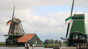 Dutch windmills. Windmills of Zaanse Schans, near Amsterdam. The structures were - MyVideoimage.com | Foto stock & Video footage