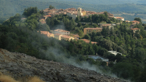 Energia geotermica. Fumarole vulcaniche sulle colline metallifere vicino a Larderello. - MyVideoimage.com | Foto stock & Video footage