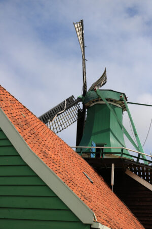 Energia pulita. Windmills of Zaanse Schans, near Amsterdam. The structures were - MyVideoimage.com | Foto stock & Video footage