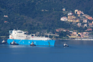 Energy transport. LNG Global Energy carrier transports methane to the Panigaglia regasification plant in La Spezia. - MyVideoimage.com | Foto stock & Video footage