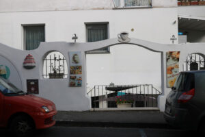 Entrance to the street of a bar in southern Italy. Whitewashed b - MyVideoimage.com | Foto stock & Video footage