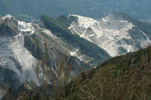 Environment destruction. Panorama of the Carrara marble quarries on the Apuan Alps in Tuscany. - MyVideoimage.com | Foto stock & Video footage