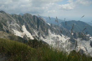 Environment destruction. Panorama of the Carrara marble quarries on the Apuan Alps in Tuscany. - MyVideoimage.com | Foto stock & Video footage